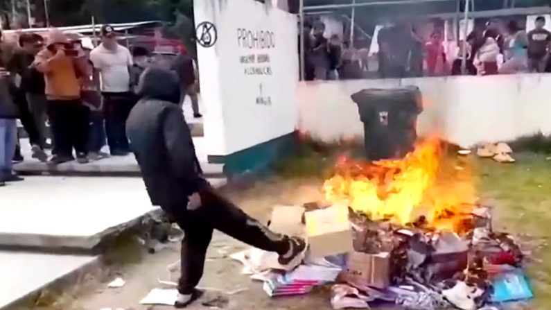 padres de familia quemaron libros escolares