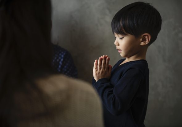 Niño japonés orando