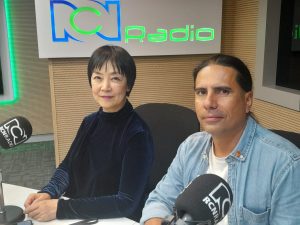 Jennifer Zeng y Jame Rincón en una entrevista en La Noche de RCN