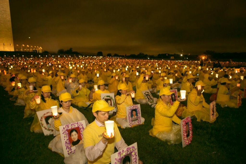 ​Vigilia con velas en el Monumento a Washington conmemorando a los practicantes de Falun Gong asesinados por la persecución en China. (Minghui.org)